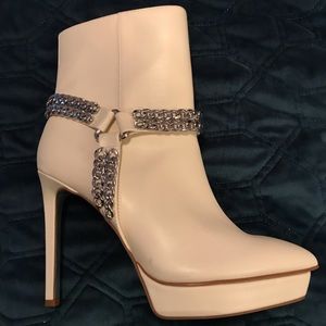 JLO Jennifer Lopez Ivory Silver Chain Fhanzee Heel Boots